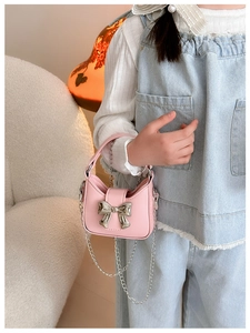 Mini borsa rosa a tracolla per bambine con fiocco argento e catena metallica