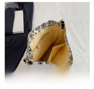 Vue intérieure du sac cabas imprimé montrant la grande capacité et les poches de rangement
