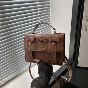 Bolso de Hombro de Mujer Retro de Cuero PU Corazón Lazo Remache Pequeño Bolso Cuadrado en Forma de Corazón Bolso Bandolera Mochila