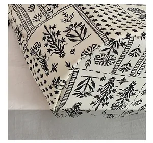 Gros plan sur les coutures précises et l'imprimé floral d'un sac seau en toile beige