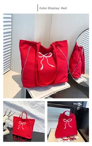 Détail du grand sac cabas rouge en toile avec nœud blanc et fermetures éclair