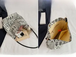 Vue détaillée montrant la grande capacité et la poche intérieure zippée du sac fourre-tout