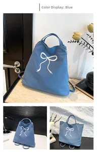 Sac à dos en toile bleue avec broderie nœud blanc montré dans diverses scènes de vie