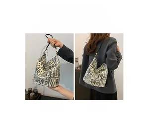 Détail montrant les styles porté main et épaule du sac hobo en toile à imprimé ethnique