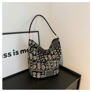 Vue détaillée du sac hobo à imprimé floral avec lanières noires et boucles dorées