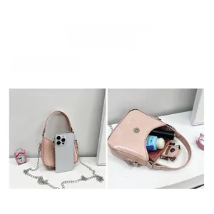 Mini borsa rosa che mostra la capacità interna per telefono e cosmetici