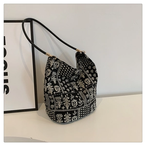 Gros plan détaillé du sac hobo avec une élégante broderie florale noire et blanche