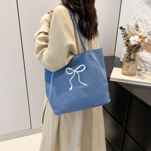 Sac fourre-tout en toile bleue avec broderie papillon et fermeture éclair latérale