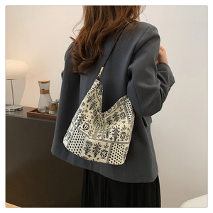 Détail du sac seau à fleurs rétro avec ferrures dorées et texture en toile de coton