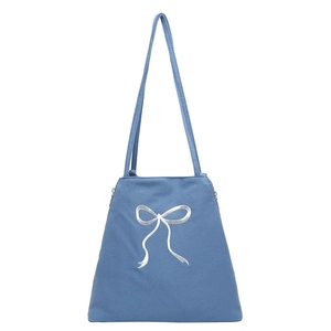 Sac fourre-tout en toile bleue avec broderie papillon blanc et deux bandoulières