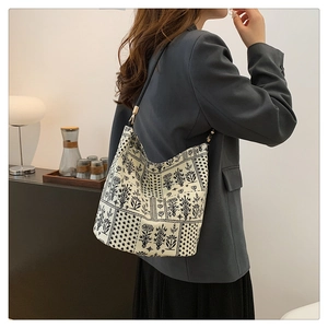 Vue détaillée du sac seau en toile à imprimé floral vintage avec bandoulière et boucle