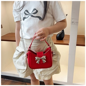 Dettaglio mini borsa a tracolla rossa per bambina con fiocco argento e catenina sottile