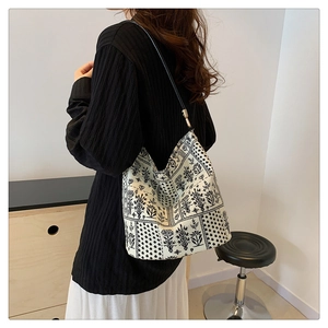 Détail du sac cabas imprimé avec motif floral vintage et boucle en métal doré ajustable