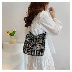 Sac à épaule chic en toile noire avec imprimé floral blanc élégant et fine bandoulière