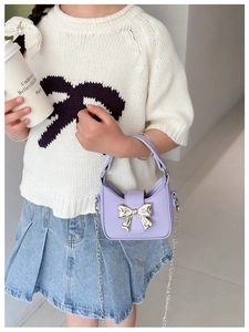 Mini borsa chic viola per bambine con grande fiocco argento e tracolla a catenella