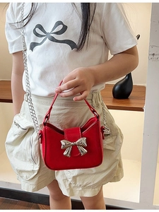 Mini borsa rossa per bambine con fiocco metallico e tracolla a catena argento