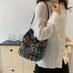 Sac à main tendance imprimé chinois vintage avec motifs floraux noirs et blancs élégants