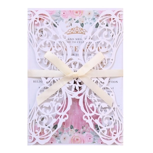 Invitation mariage papillon découpée au laser avec motif blanc ajouré et carte florale rose