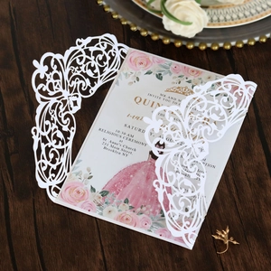 Invitation découpée au laser avec pochette blanche en dentelle et motif floral rose