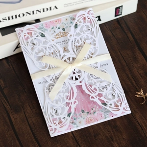 Détail de l'invitation de mariage papillon découpée au laser avec dentelle et ruban satin