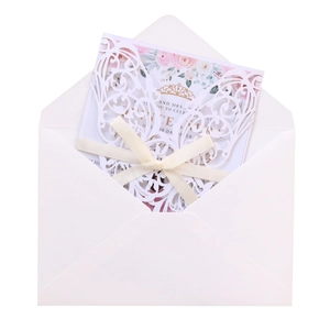 Détail du faire-part papillon découpé au laser avec ruban blanc et motif floral