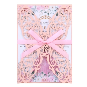 Détail de l'invitation papillon découpée au laser rose avec nœud satiné et carte florale