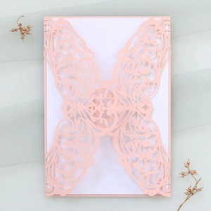 Invitation de mariage rose découpée au laser avec motifs floraux sur fond de tulle doux