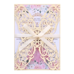 Détail macro de l'invitation papillon découpée au laser avec ruban et carte à fleurs