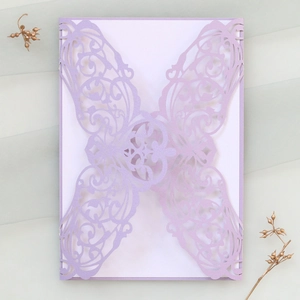 Détail du faire-part de mariage lavande découpé au laser avec motif floral évidé
