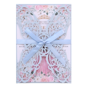 Invitation mariage papillon découpée au laser avec ruban bleu et carte florale