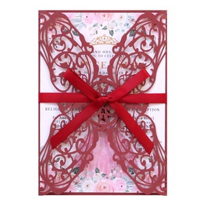 Invitation de mariage bordeaux découpée au laser avec ruban rouge et carte fleurie
