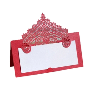 Elegante segnaposto per matrimonio rosso glitterato con pizzo intagliato al laser