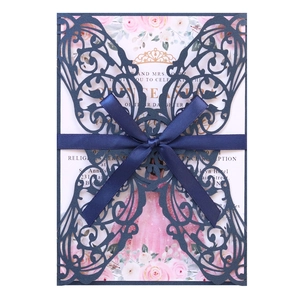 Invitation papillon découpée au laser bleu marine avec carte florale et nœud en satin
