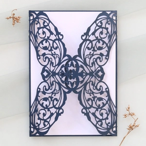 Invitation de mariage bleu marine avec découpe laser papillon et motifs floraux