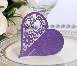Dettaglio segnaposto a cuore viola intagliato al laser con finitura perlata elegante