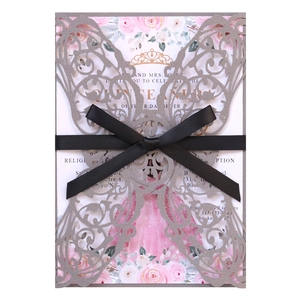 Détail de l'invitation papillon pailletée argentée avec carte intérieure fleurie