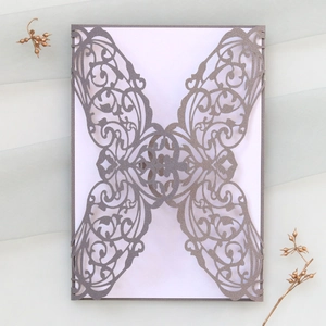 Détail de l'invitation de mariage découpée au laser avec motif papillon et papier perlé
