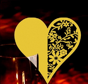Segnaposto a cuore dorato con intaglio laser floreale per decorazioni da tavolo nozze