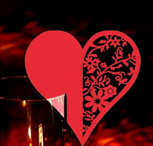 Segnaposti per matrimoni a forma di cuore rosso con raffinato design floreale intagliato
