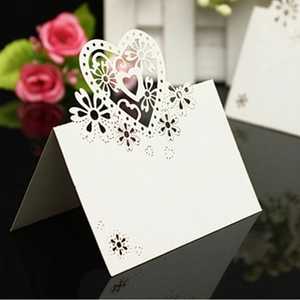 Marque-place de mariage blanc avec design cœur découpé au laser pour table romantique