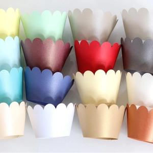 Pirottini per cupcake lucidi con bordo smerlato in 16 colori metallizzati assortiti