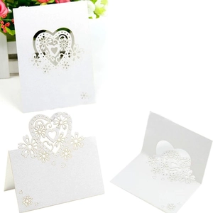 Marque-places blancs découpés au laser avec motifs de cœurs et de fleurs