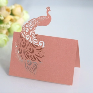 Marque-place découpé au laser motif paon en papier nacré rose doré pour décoration de table