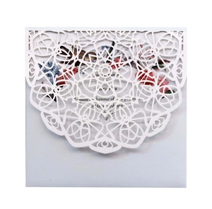 Elegante lasergeschnittene Mandala-Hochzeitseinladung mit floraler Karte auf hellem Grund