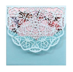 Dunkelblaue lasergeschnittene Hochzeitseinladung mit filigranem Mandala-Spitzendesign