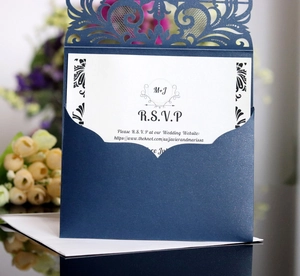Vue détaillée du faire-part de mariage bleu marine découpé au laser avec carte RSVP et enveloppe