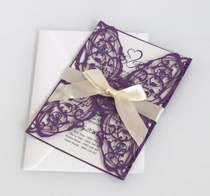 Detail der lila lasergelösten Hochzeitseinladung mit Seidenschleife und Einlage