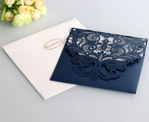 Détail du motif floral découpé au laser sur faire-part bleu marine avec sceau doré