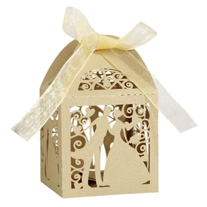 Κουτί μπομπονιέρας γάμου σαμπανιζέ με laser cut σχέδιο νύφη γαμπρός και κορδέλα