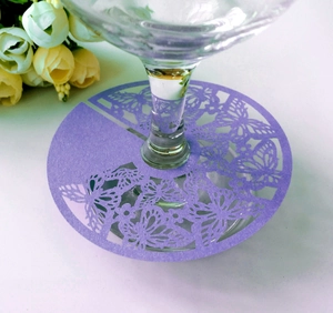 Vue macro d'une décoration en papier papillon découpé au laser pour pied de verre